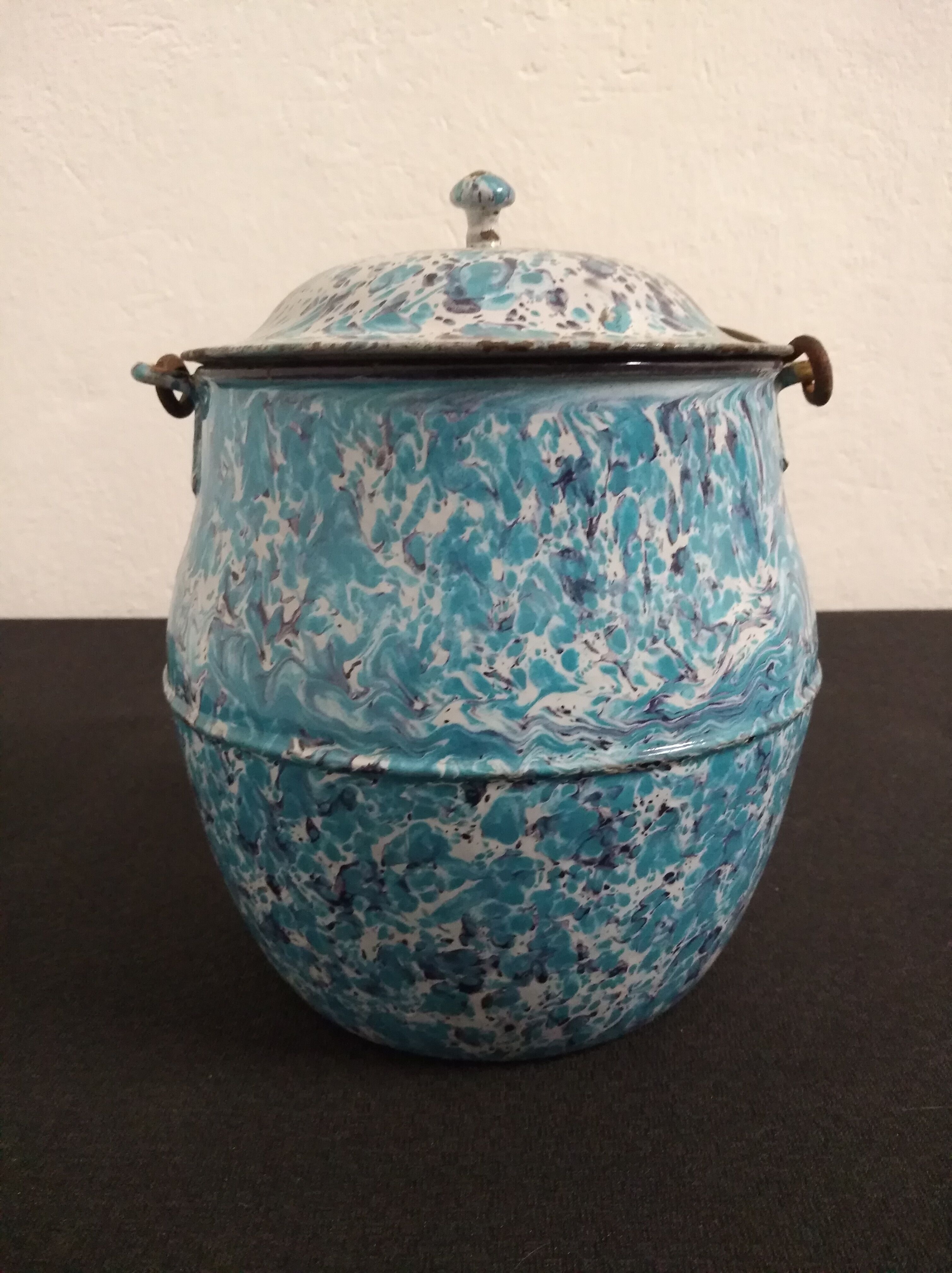Enamelled pot