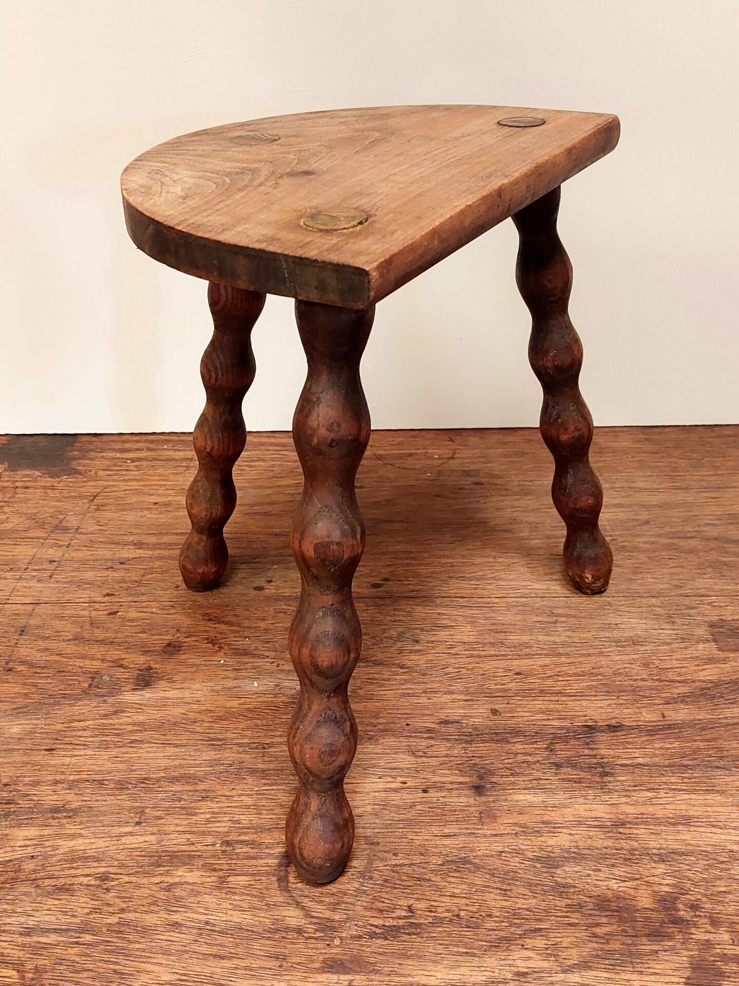 Tabouret ancien tripode en bois