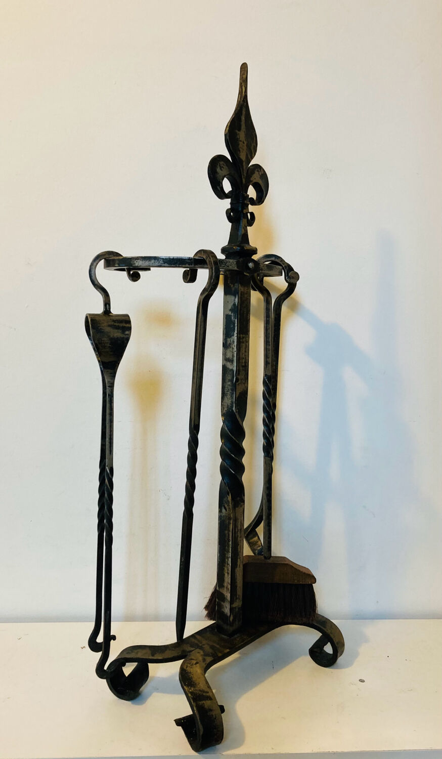 Accessoires de cheminée époque milieu XXe en fer forgé fleur de LYS