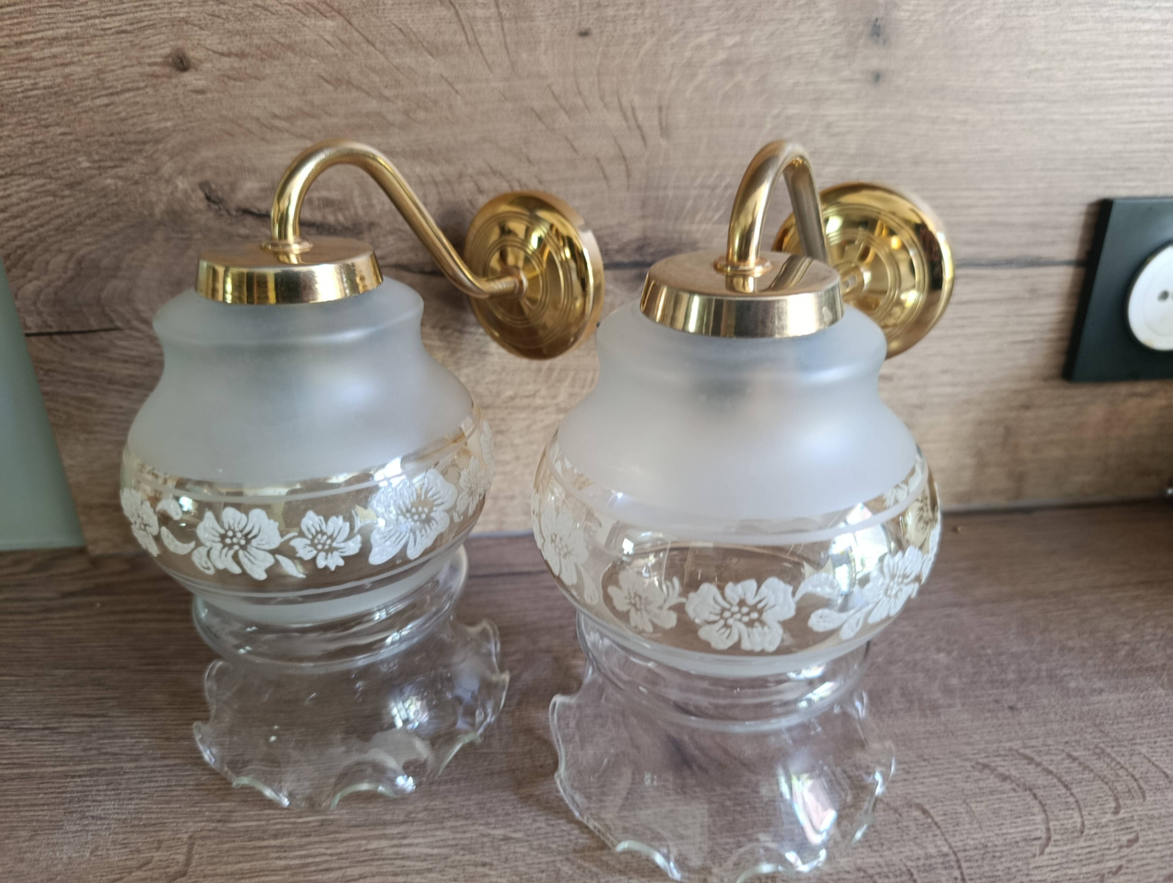 Pair of vintage wall lights in engraved glass & gold metal — Romantic elegance