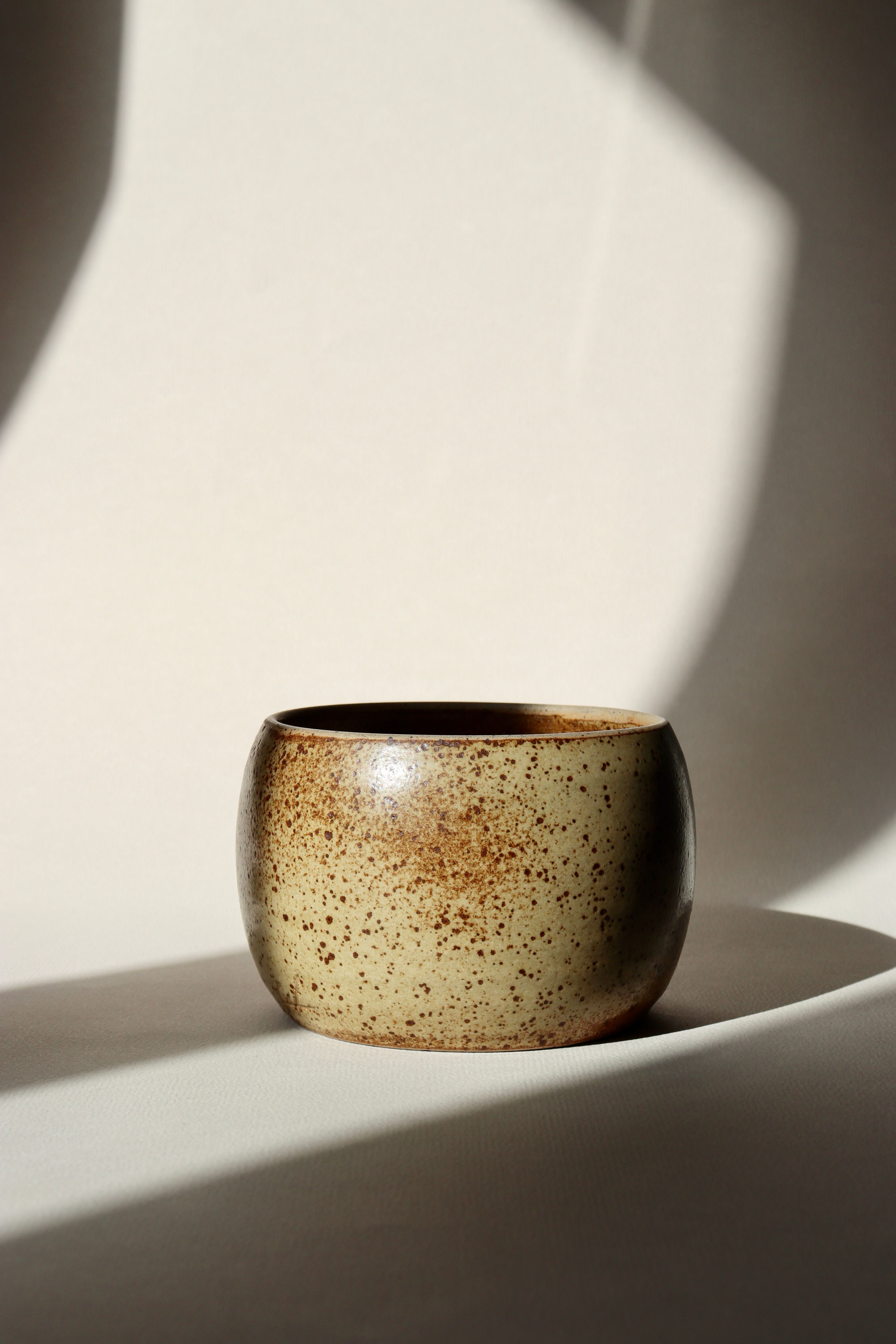 Pot en grès moucheté