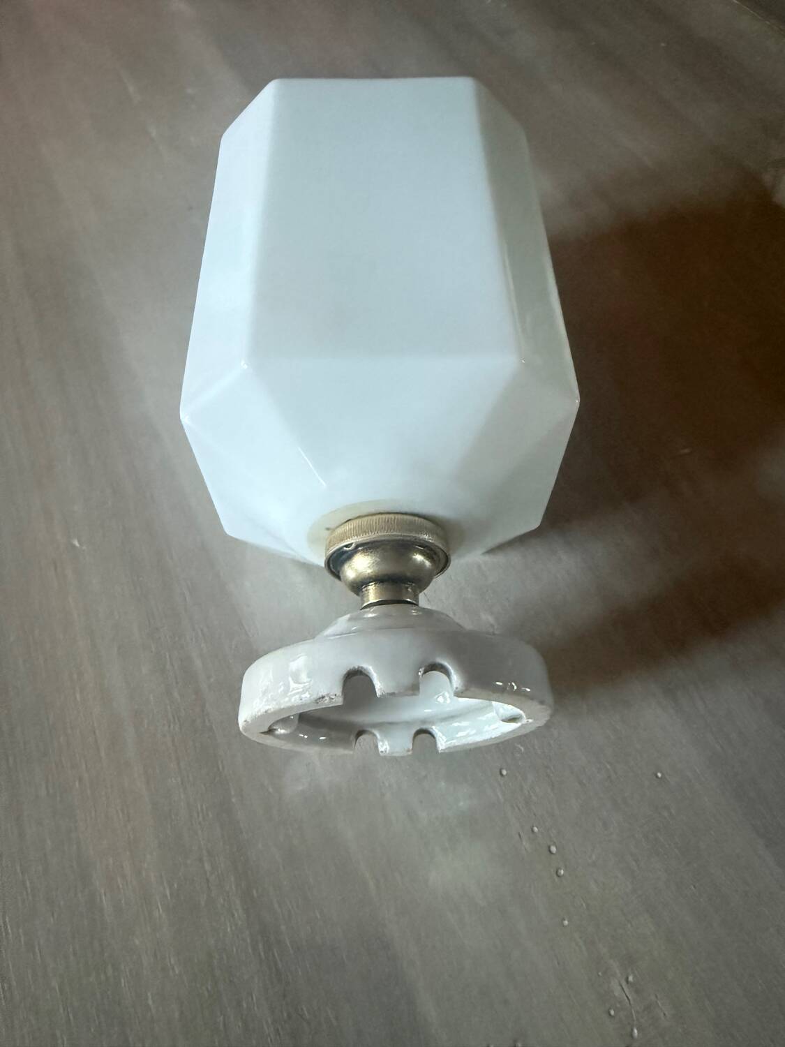 Opaline sur douille porcelaine en plafond