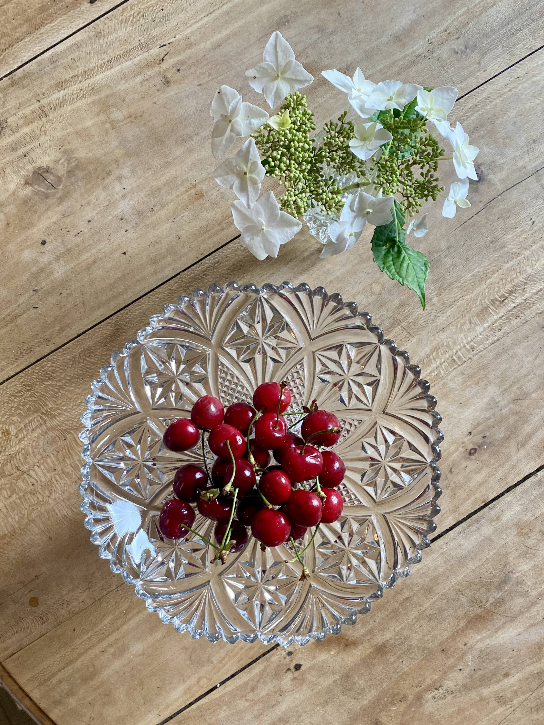 Compotier ou assiette à pied en verre ciselé vintage