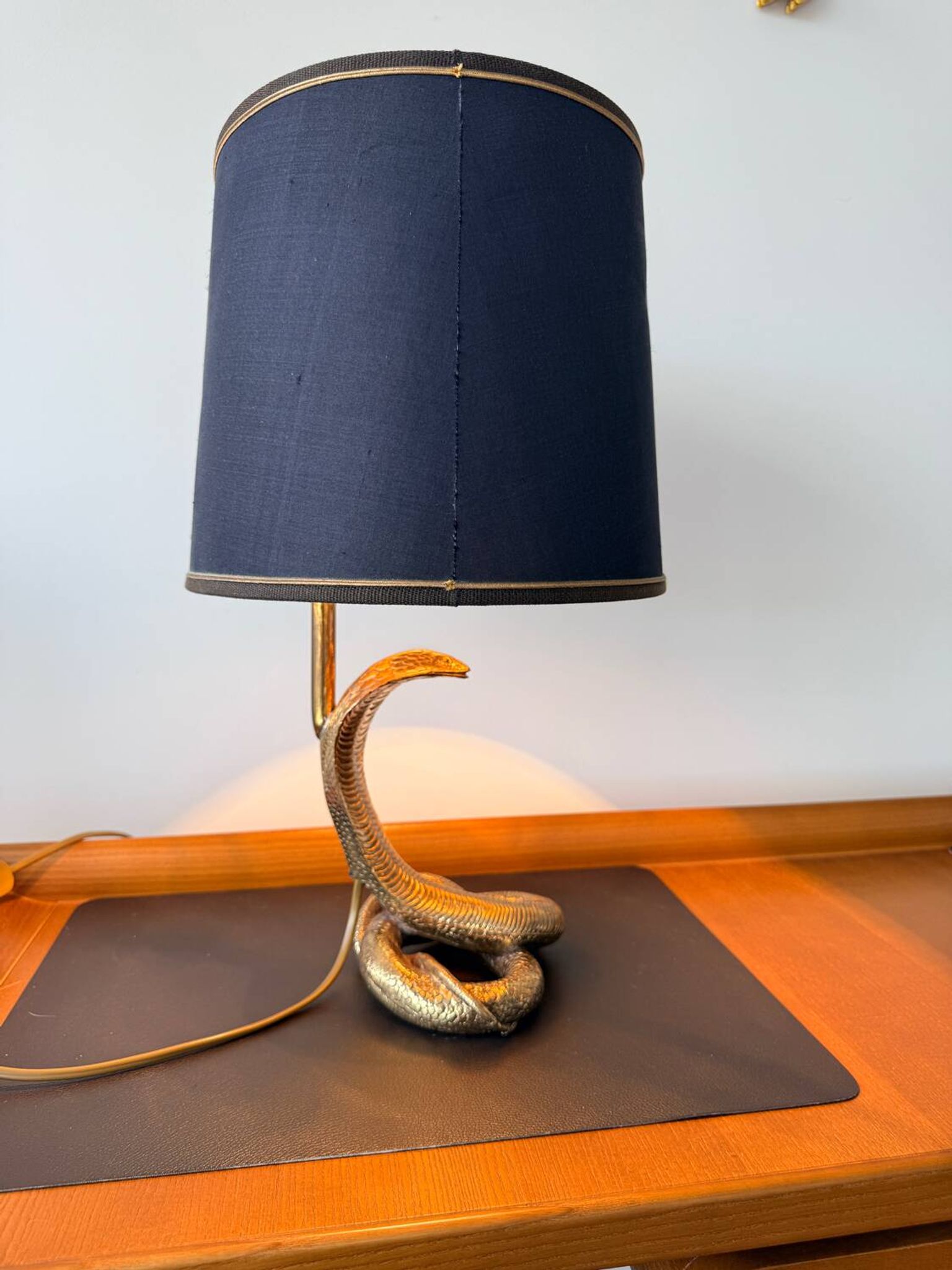 Cobra sculptural lamp in brass – Vintage French work, circa 19