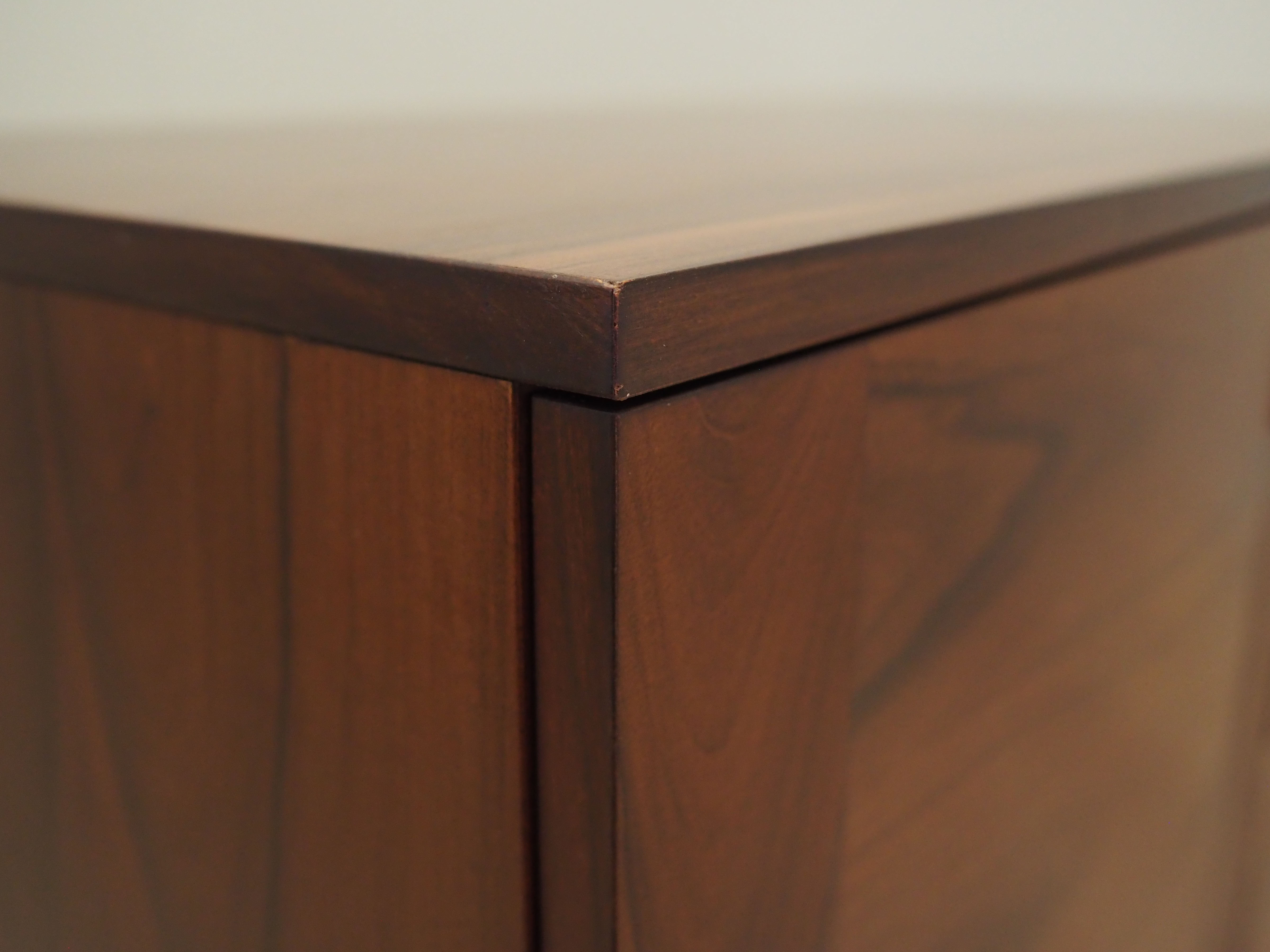 Buffet en noyer, design danois, années 1970, production: Danemark