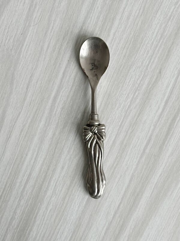 Petites cuillères anciennes motif nœud en métal