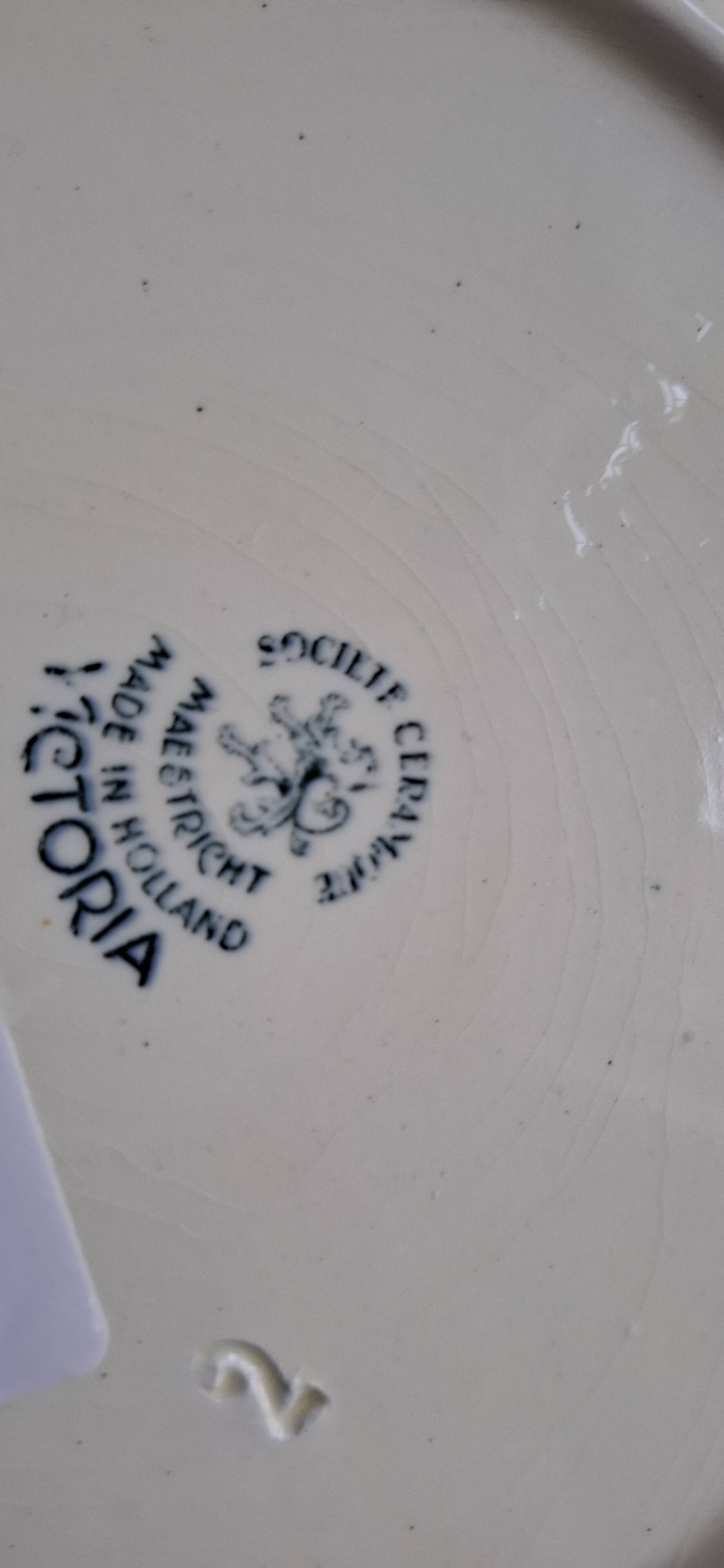 4 large Victoria Maestricht plates