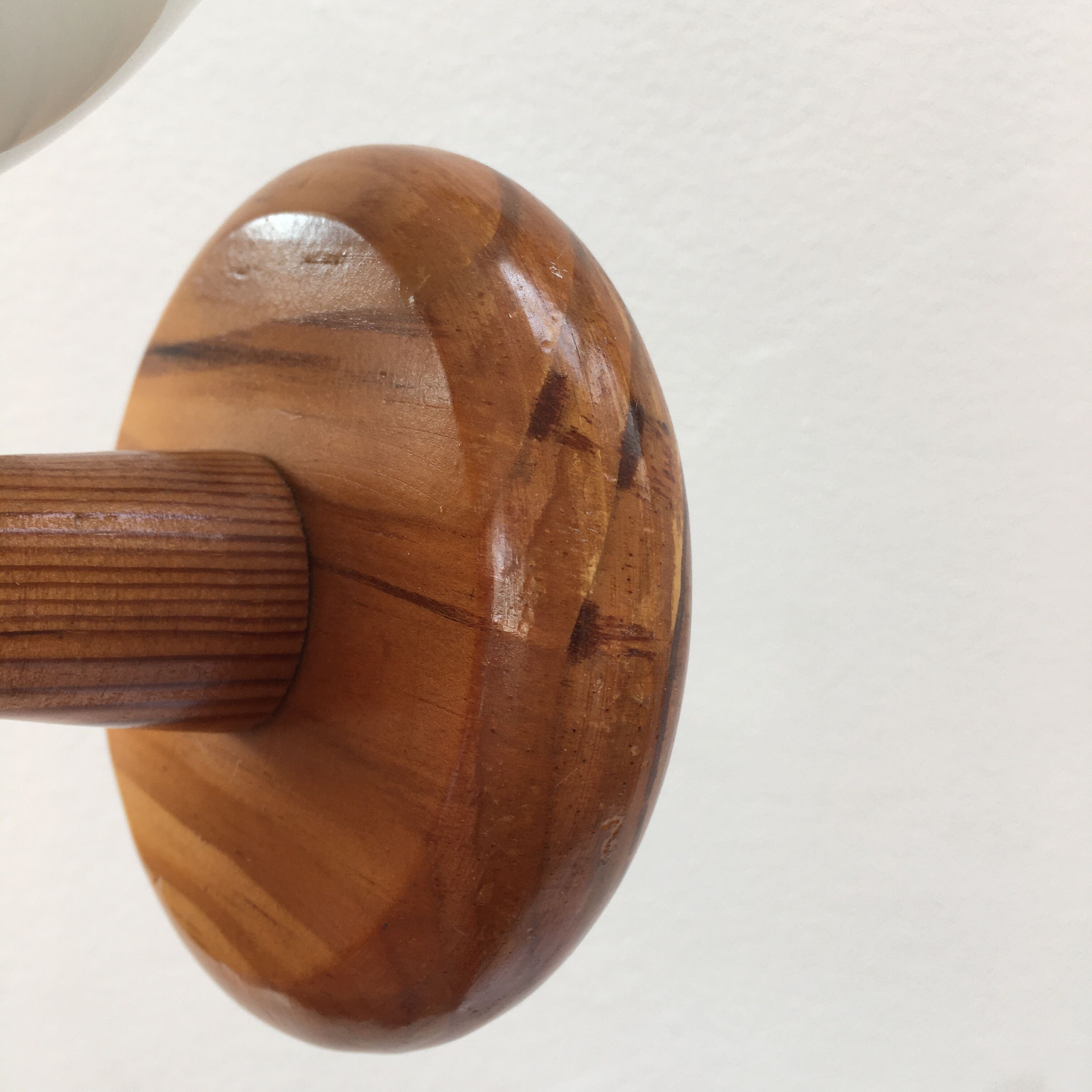 Modernist wall lamp in pine and opaline