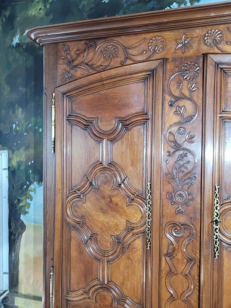 Armoire Louis XV en noyer et chêne