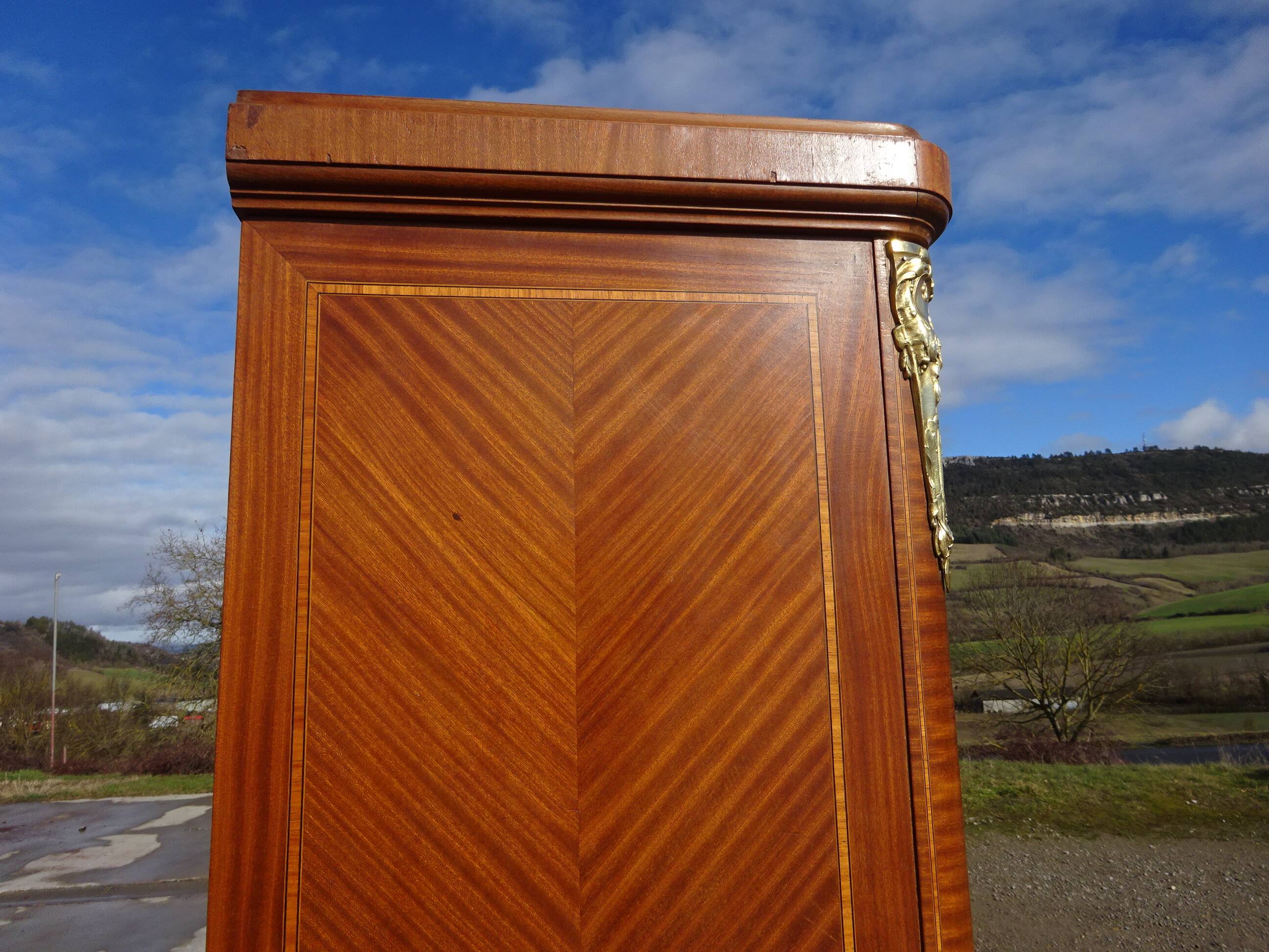 Armoire ancienne style Louis XVI avec bronzes et marqueterie de bois