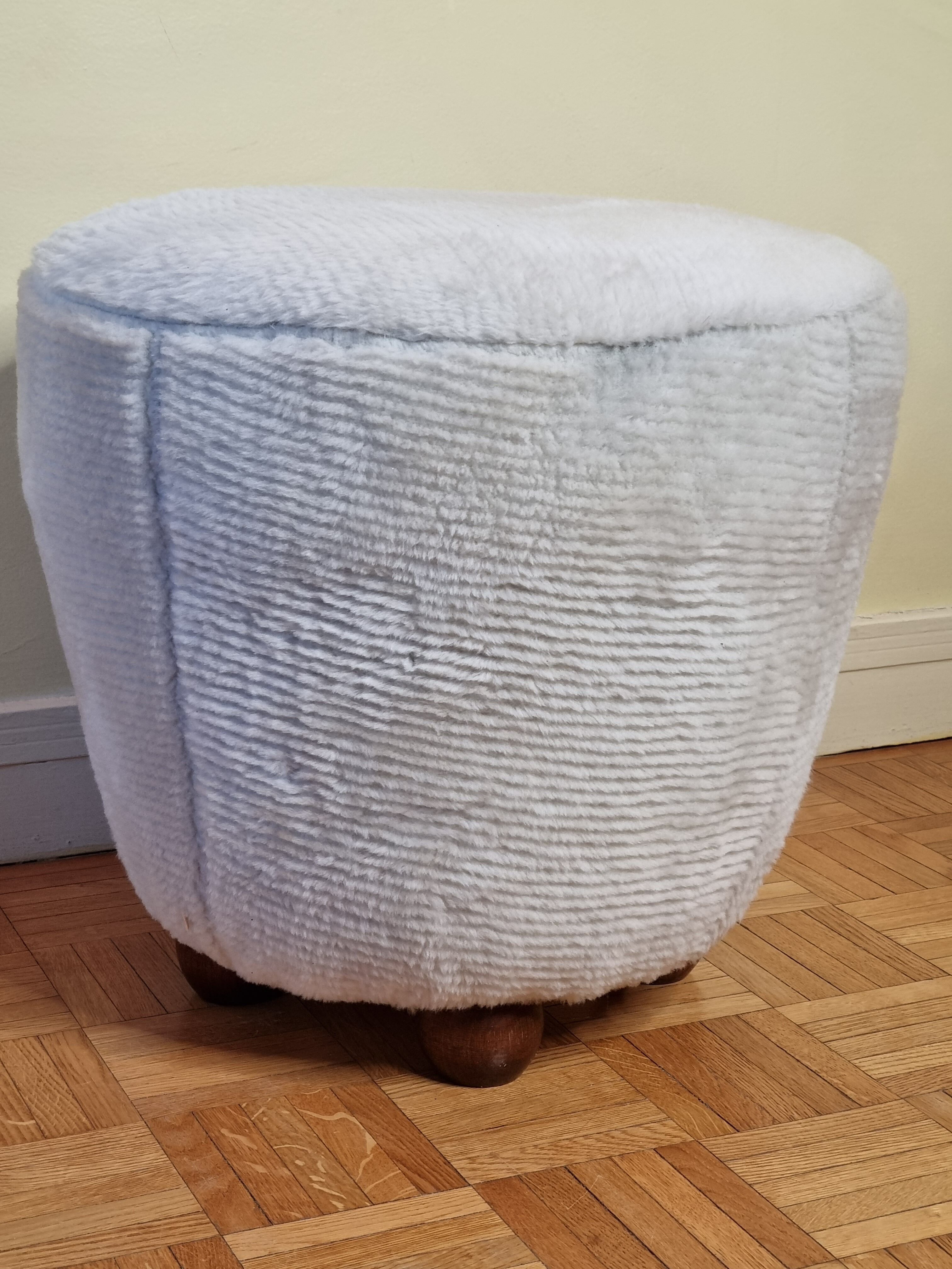 Round pouf in textured sheepskin, 44 cm