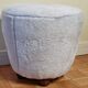 Pouf rond en peau de mouton texturée,  44 cm