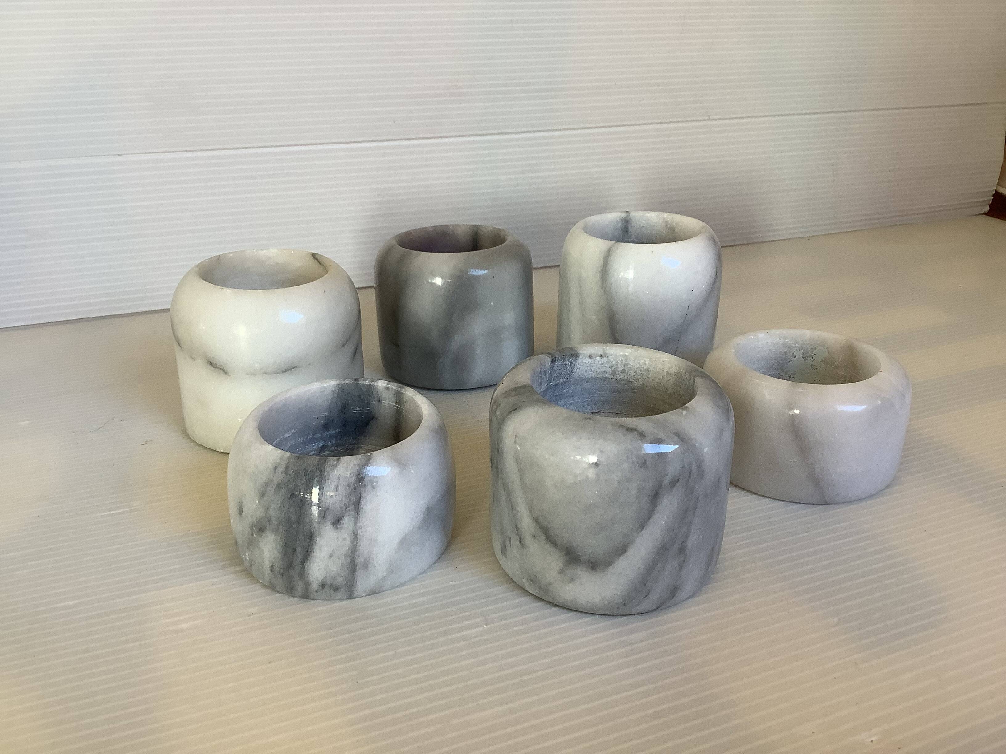 Six bougeoirs en marbre