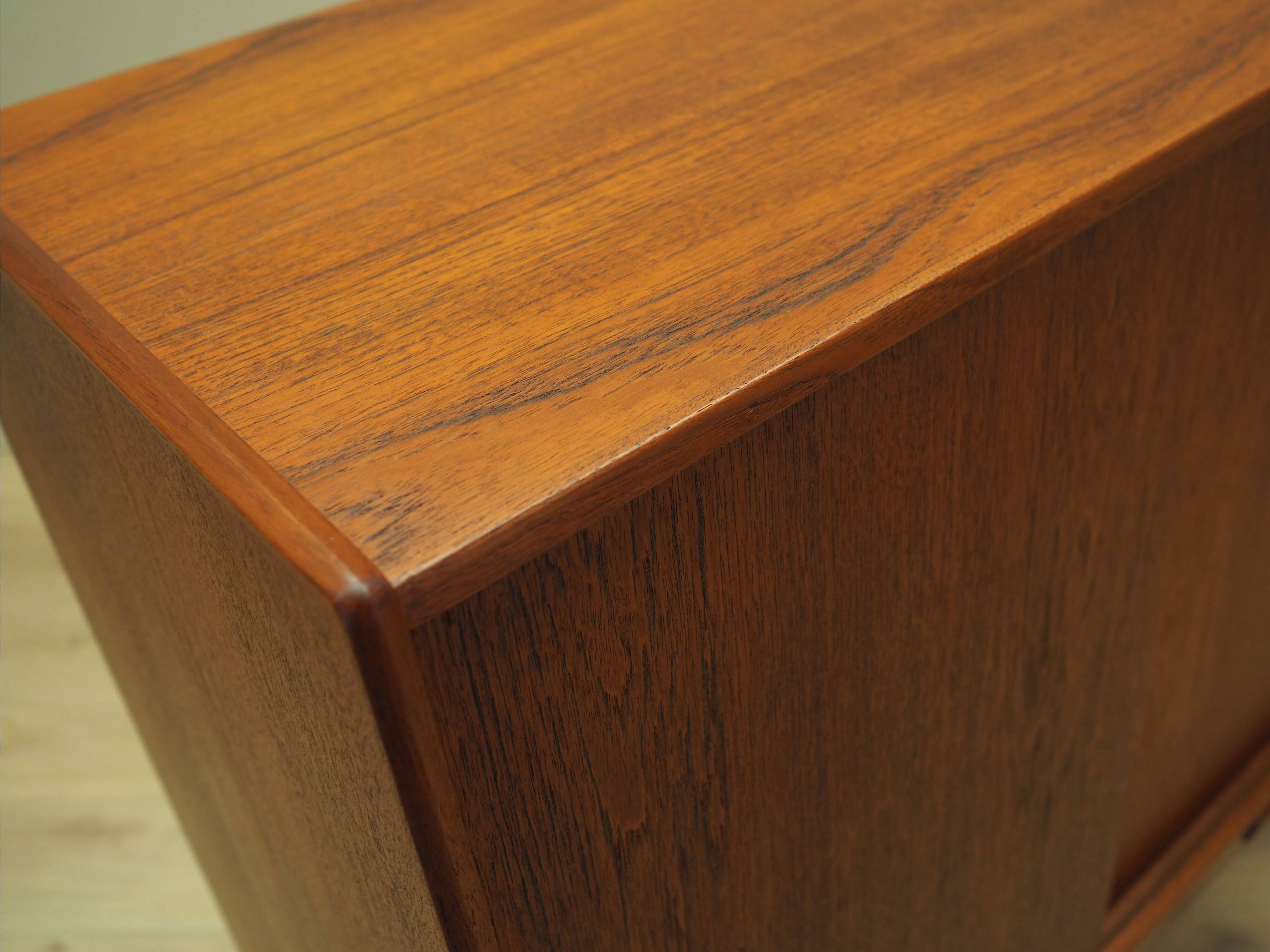 Buffet haut en teck, design danois, années 1960, fabrication : Westergaards Møbelfabrik