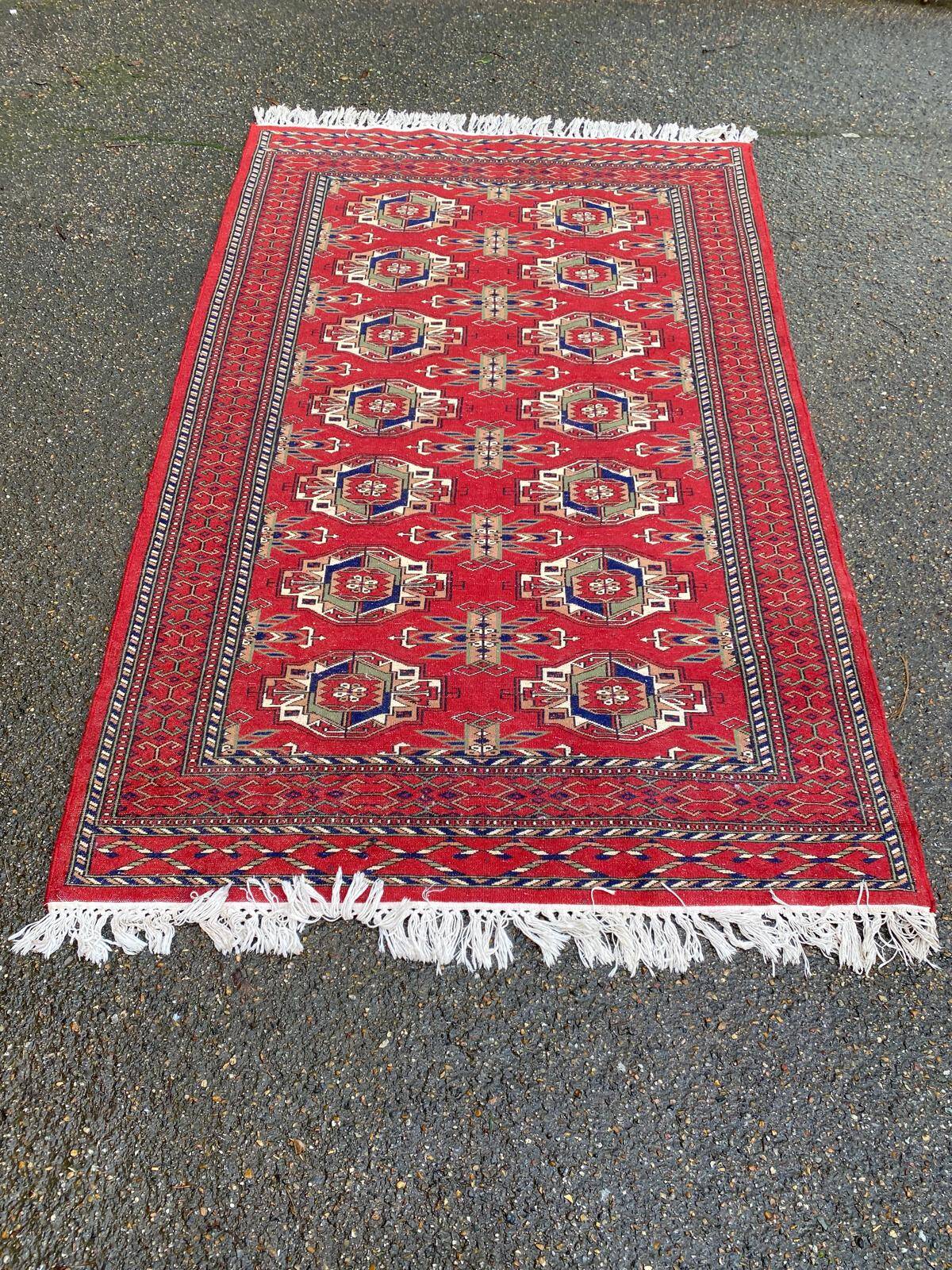 Handwoven Pakistani Persian rug in burgundy wool 120x190.