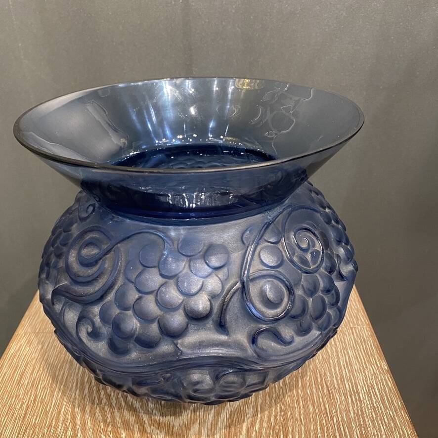 Un vase en verre bleu Fontainebleau de René Lalique