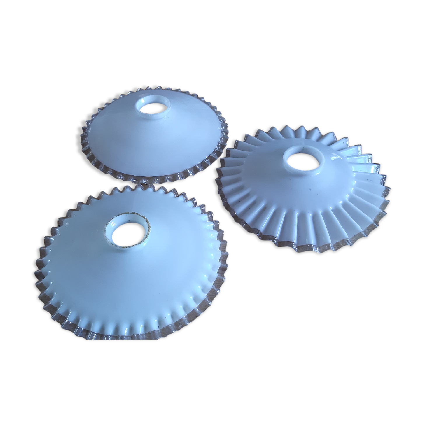 3 suspensions en opaline blanche 1900