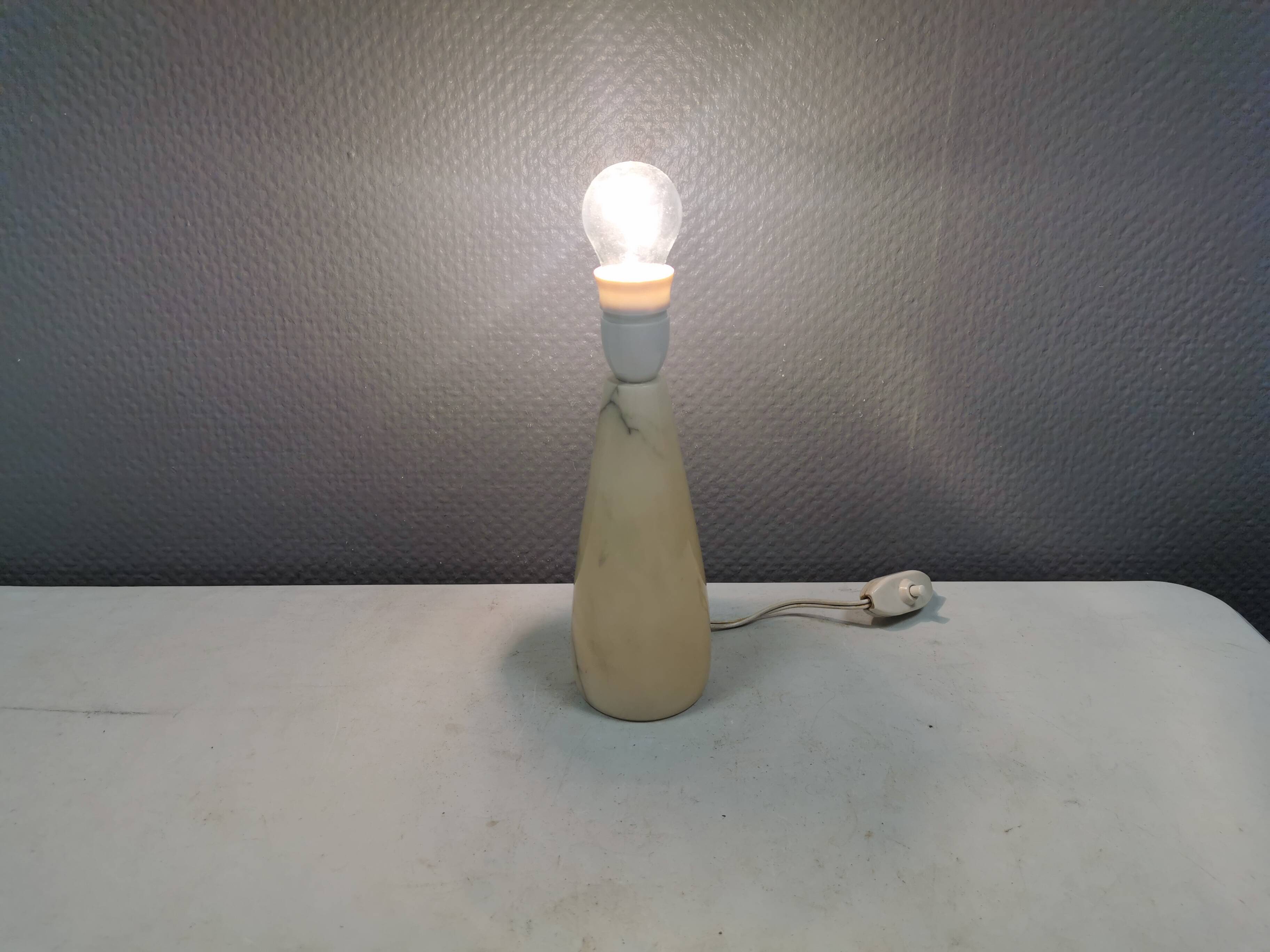 Table lamp in solid marble. Danish from the 80s.