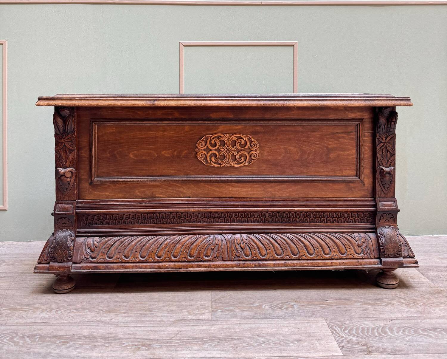 Banc coffre en bois naturel de style Louis XIII