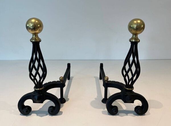 Paire de Chenets en Fer Forgé à Montants en Cage Torsadée et Boules de Lait