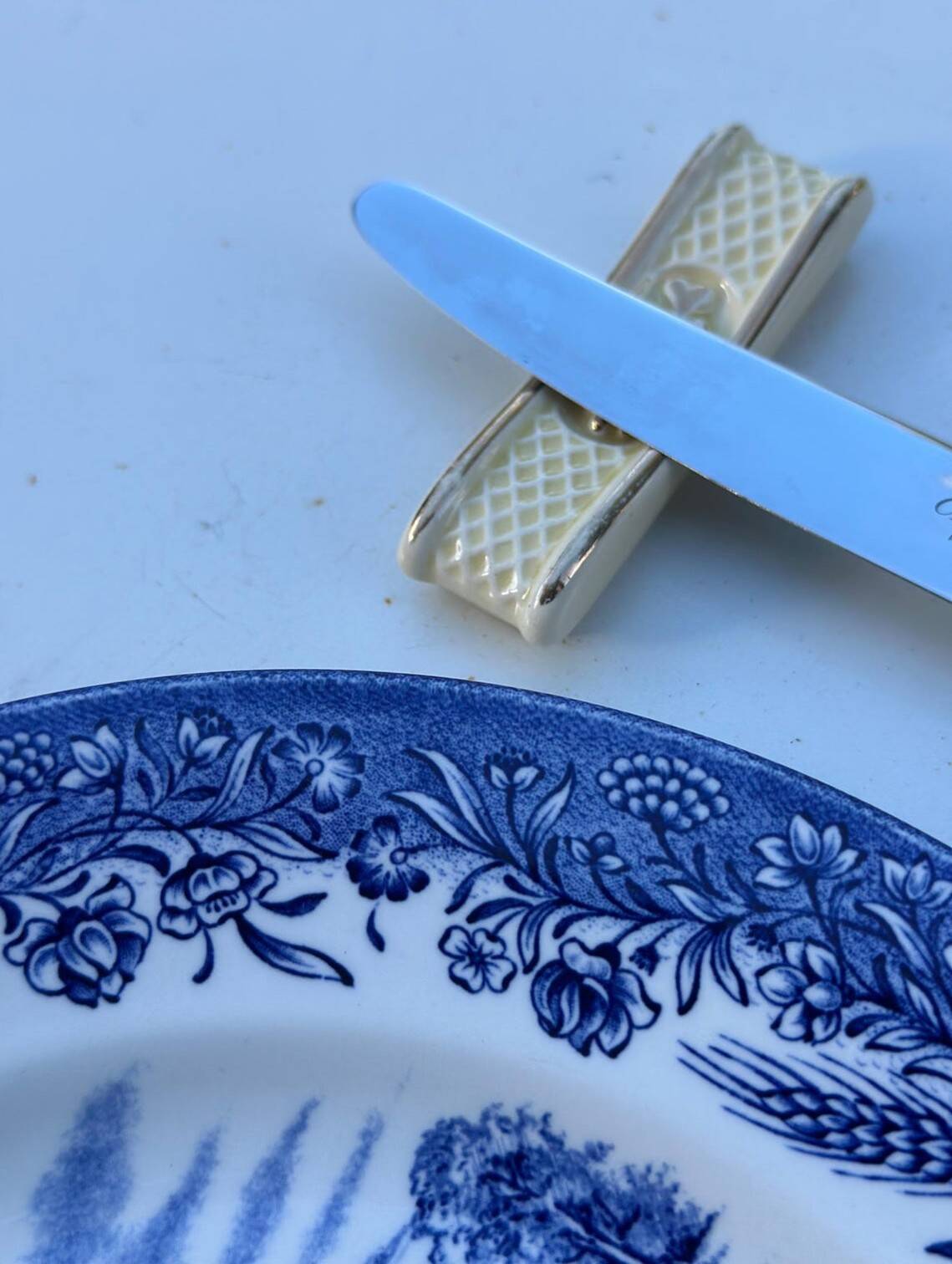 Vintage Cream and O Ceramic Knife Rest
