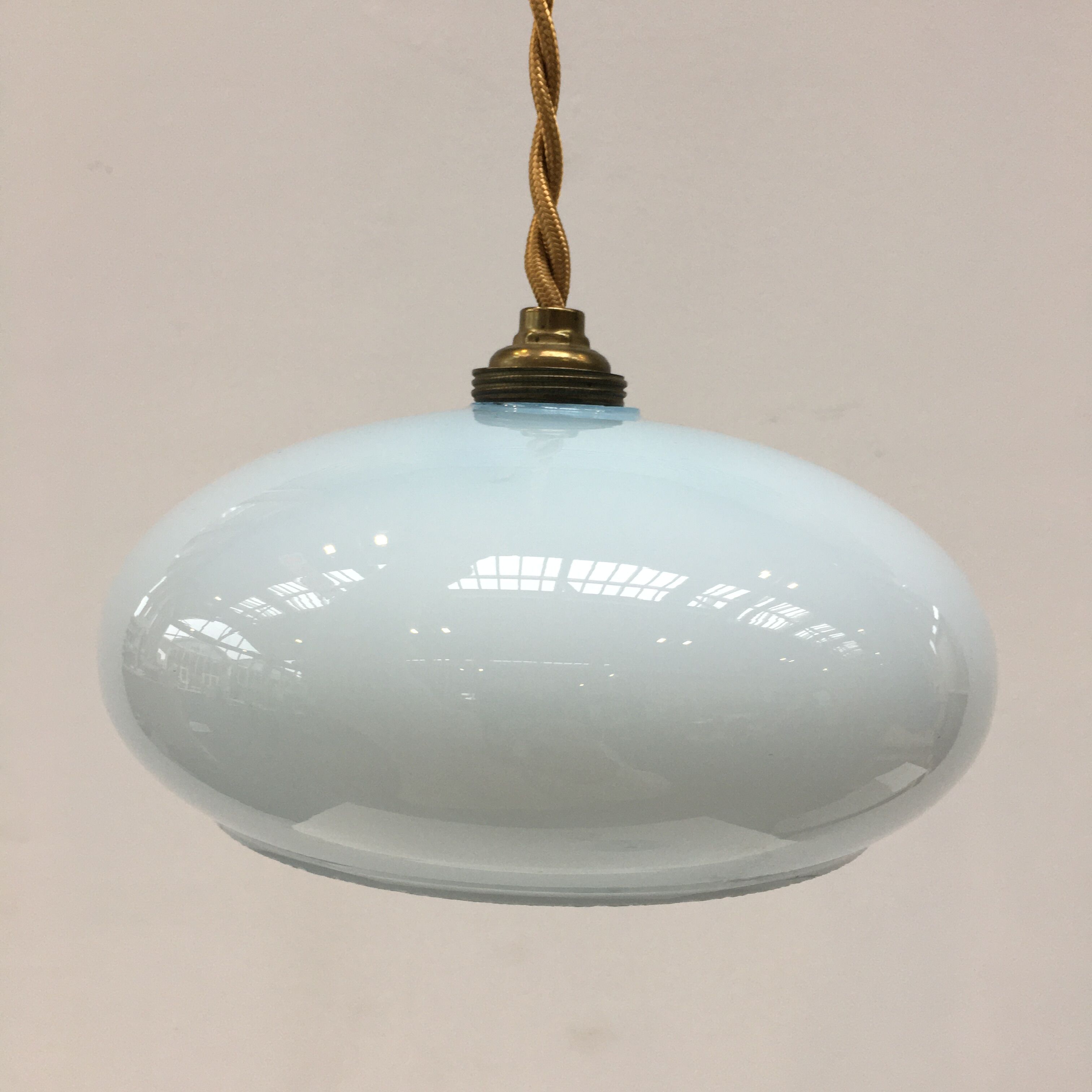 Paire de suspensions vintage en opaline bleu pale