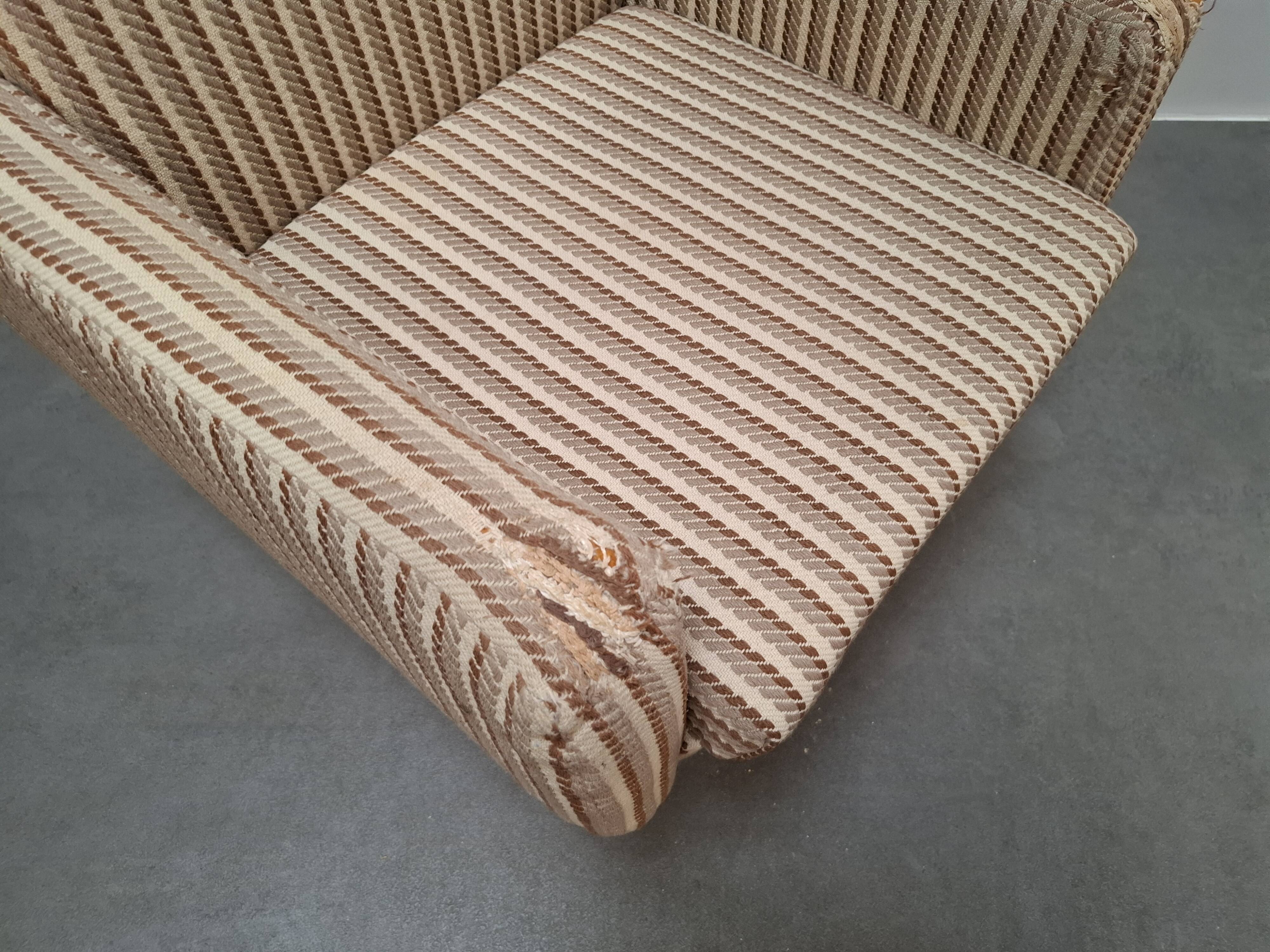 Fauteuil à oreilles de style mid-century moderne
