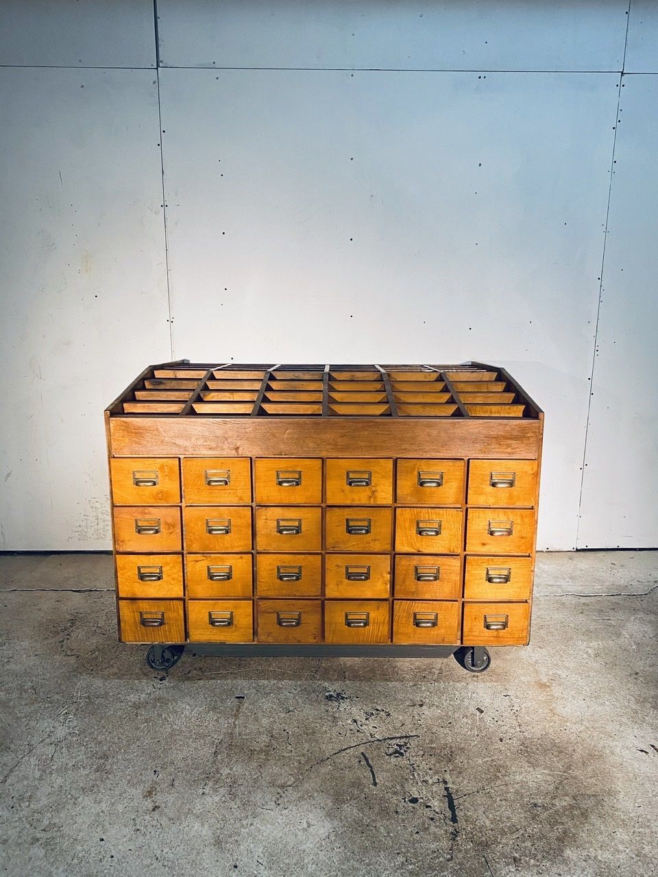 Classeur en bois avec 32 tiroirs vintage