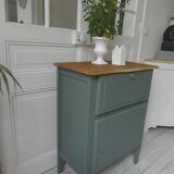 Meuble vintage en vert fumé, plateau bois.