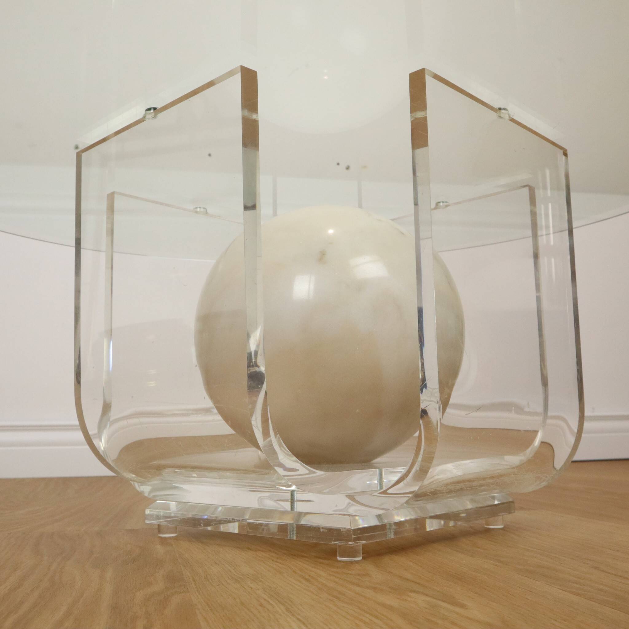 Vintage round coffee table in lucite and marbled glass.