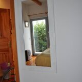 Miroir mural rectangulaire blanc encadrement bois peint et verre, années 1980, 59x119 cm