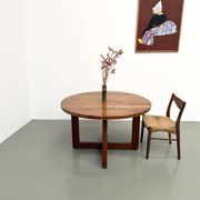 Table ronde moderniste en orme massif, piètement croisé