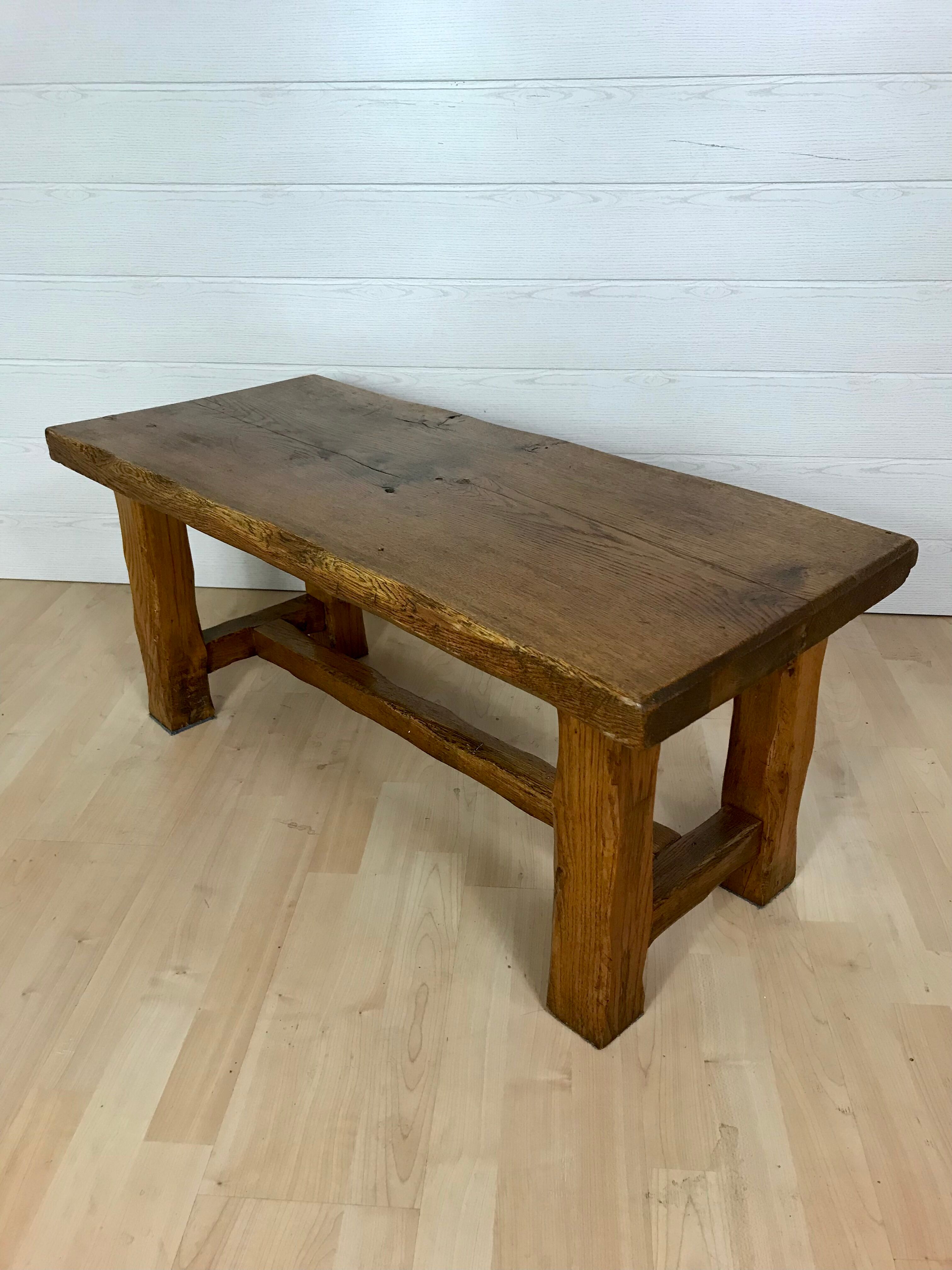 Table de salon brutaliste en chêne