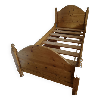 Interior's solid pine wood bed