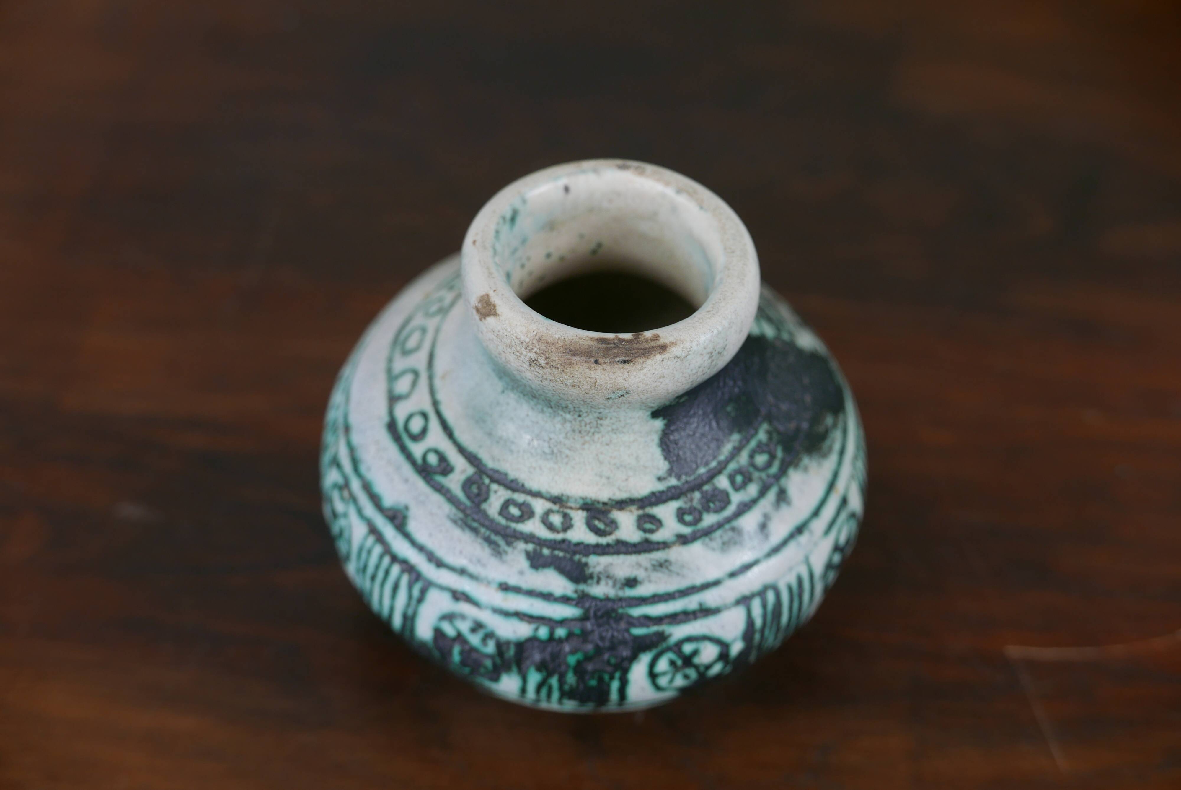 Petit vase signé Jacques Blin.