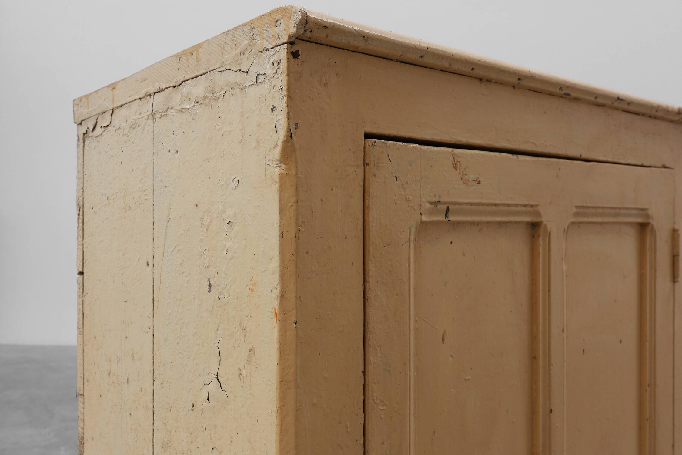 Meuble en pin du XIXe siècle provenant de Provence.