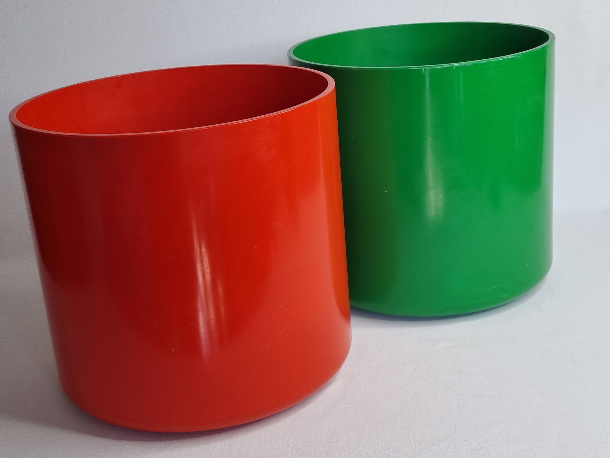 Pair of vintage paper baskets "Crayonne" in ABS, orange and green