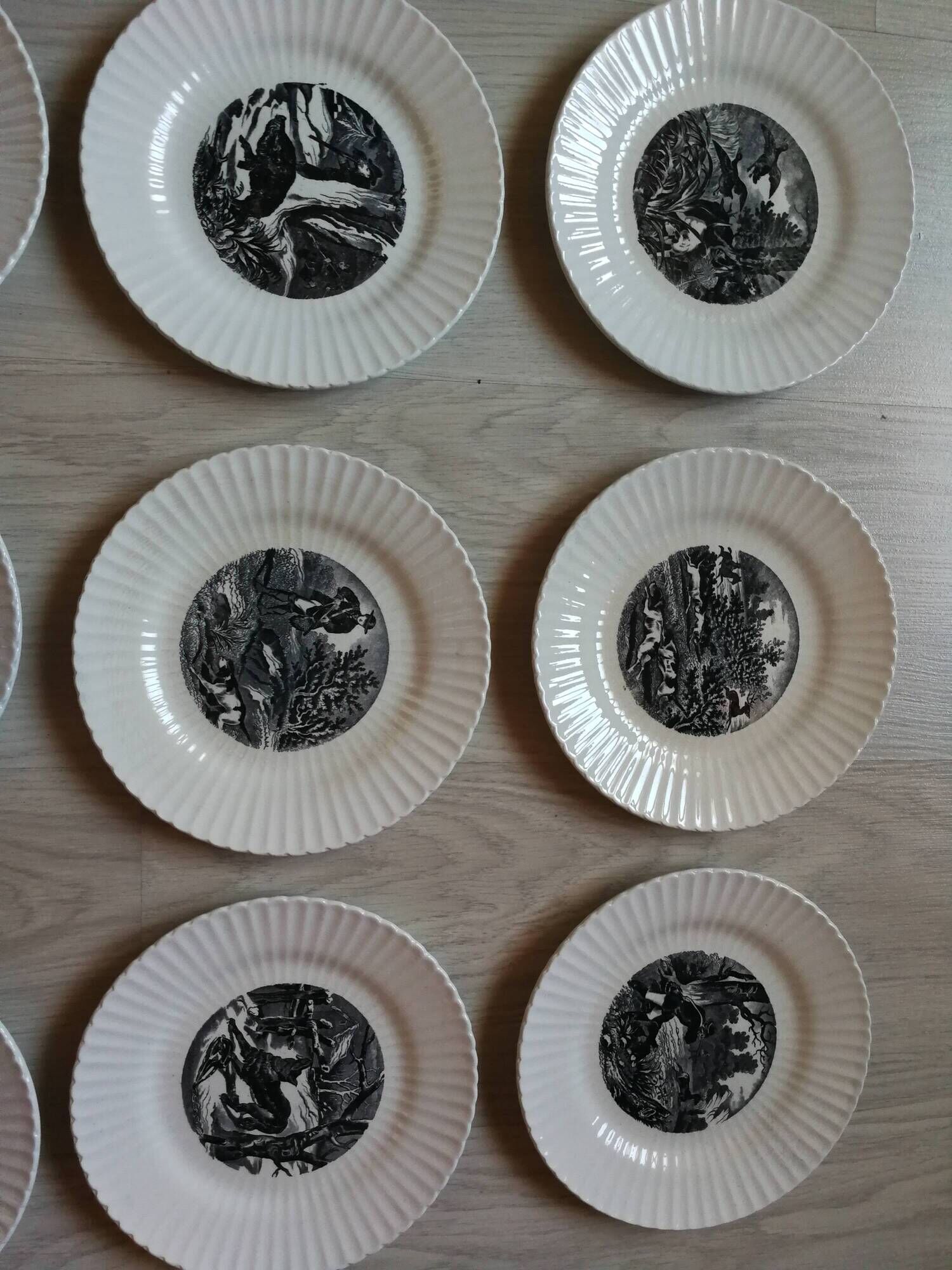 Série de 12 assiettes à décor scènes de chasse en faïence de DIGOIN-SARREGUEMINES