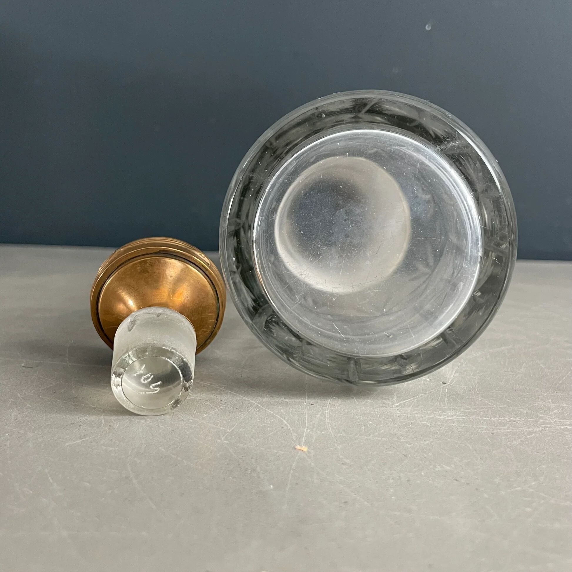 Bouteille flacon en verre ciselé et cuivre
