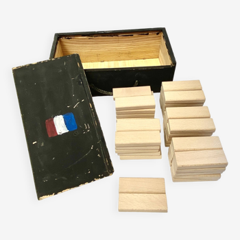 Ancien jeu de construction en bois dans sa mallette de transport - 52 pièces
