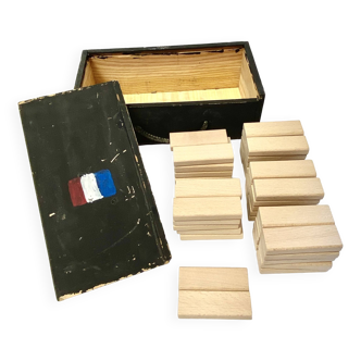 Ancien jeu de construction en bois dans sa mallette de transport - 52 pièces