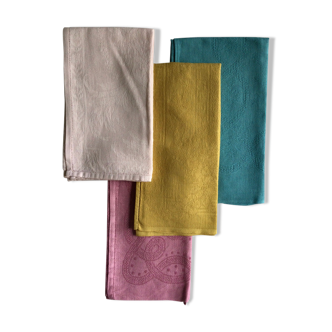 Lot de quatre serviettes anciennes damassées teintées en coloris multiples