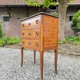 Petite commode d’entre deux marqueterie de cubes de style transition