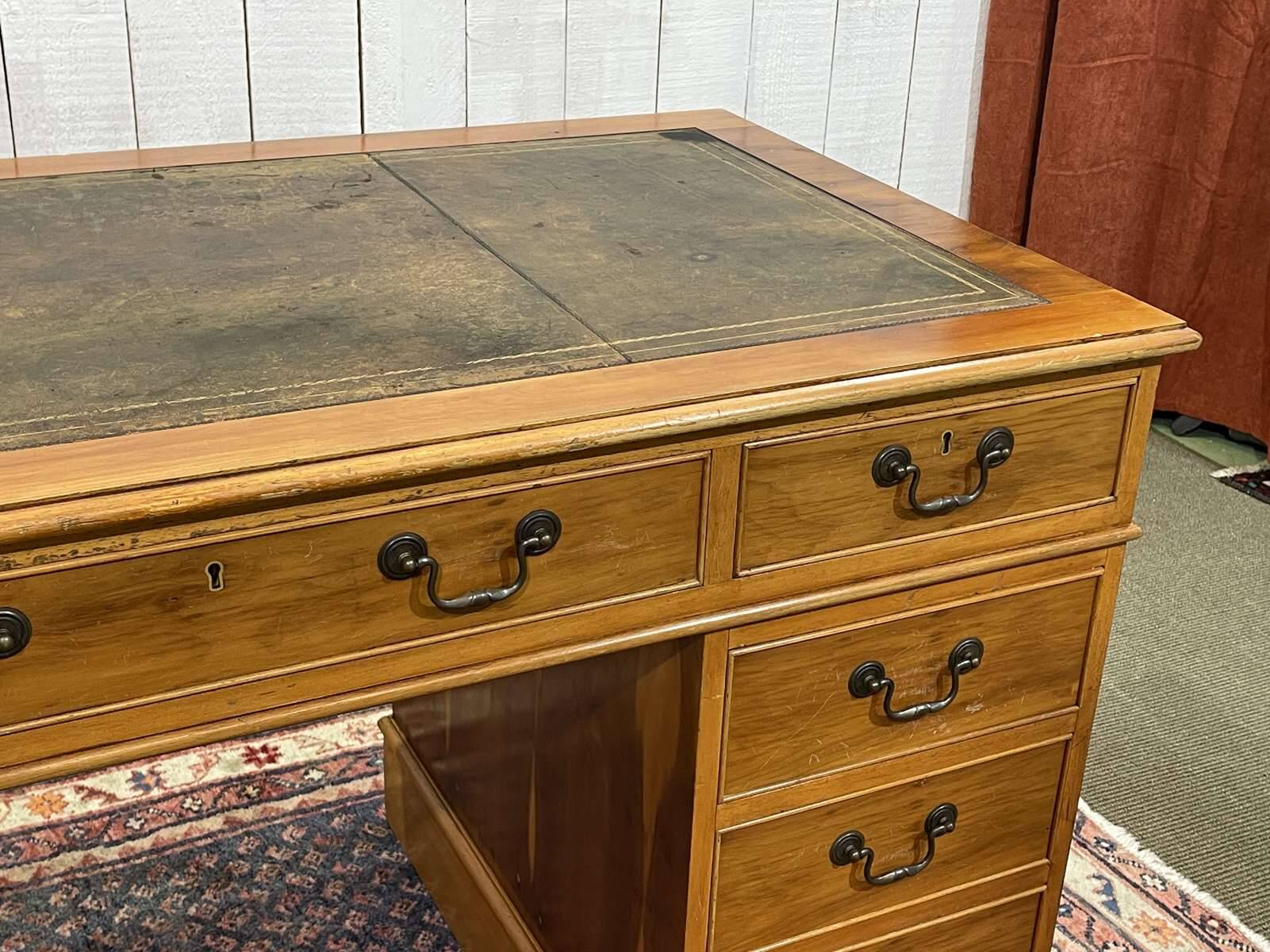 Bureau plat à caissons anglais des années 1950 en if