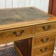 Bureau plat à caissons anglais des années 1950 en if