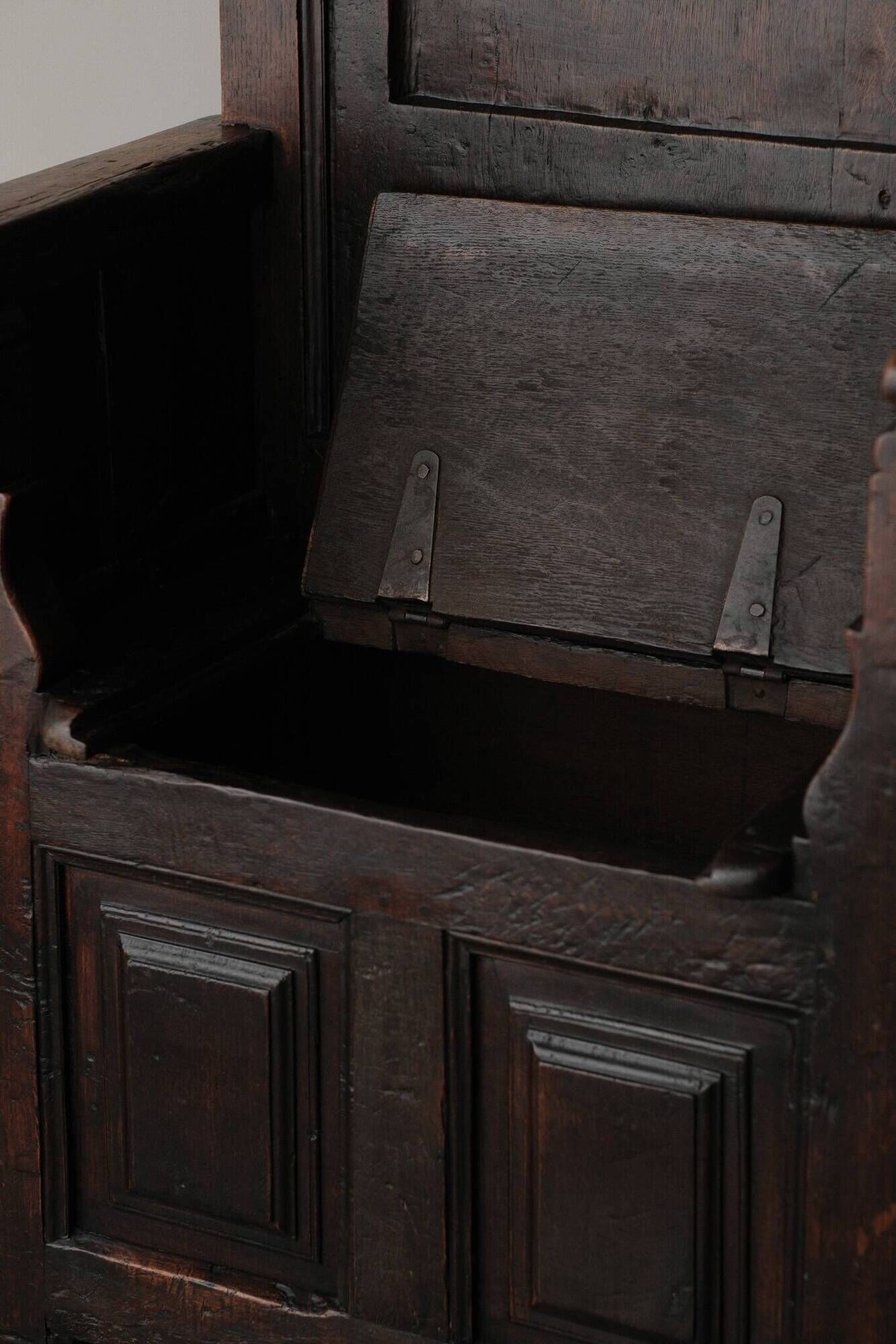 Throne chair in solid oak, renaissance