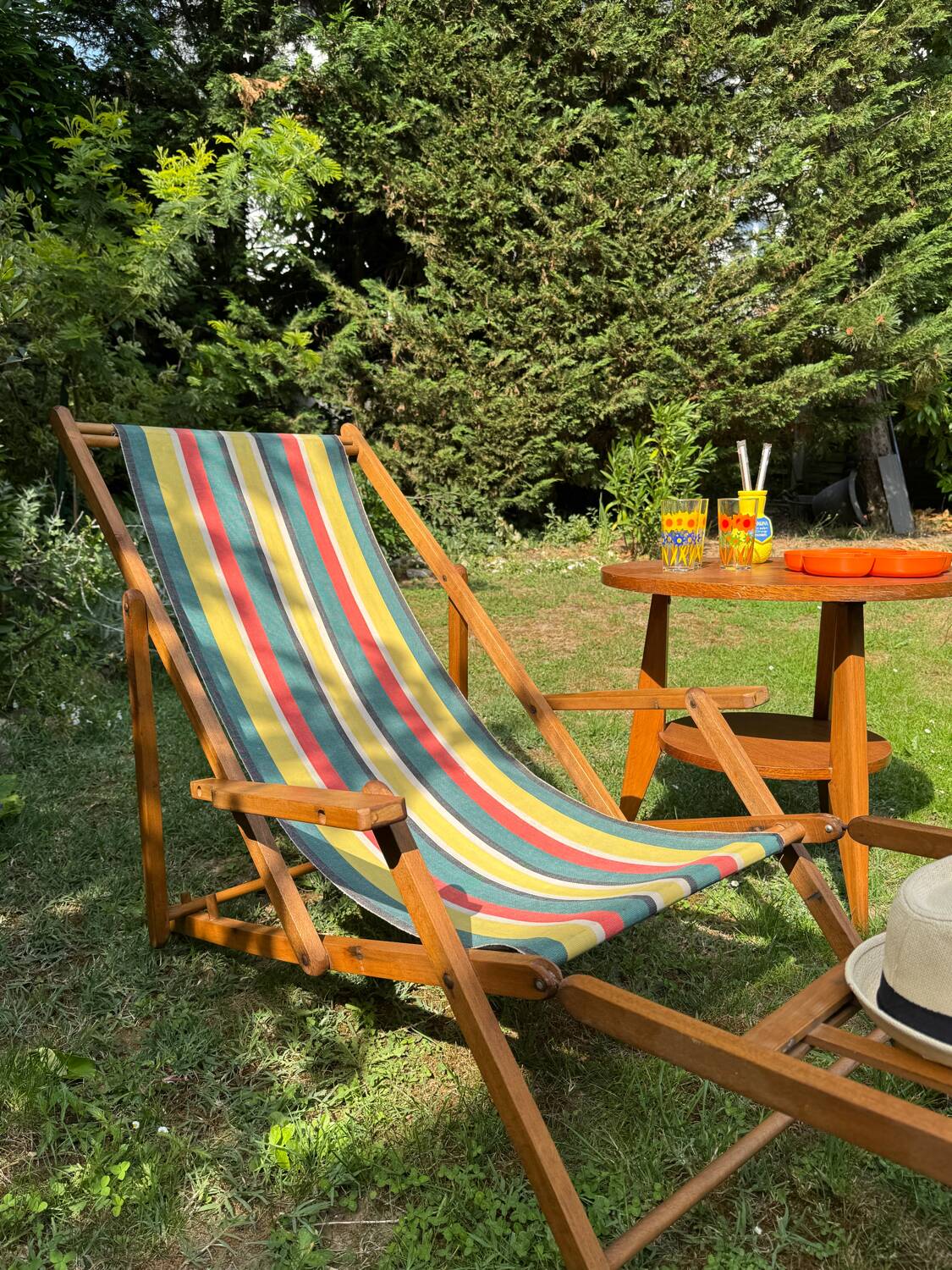 Vintage wooden deckchair/chilienne with footrest — 1960s
