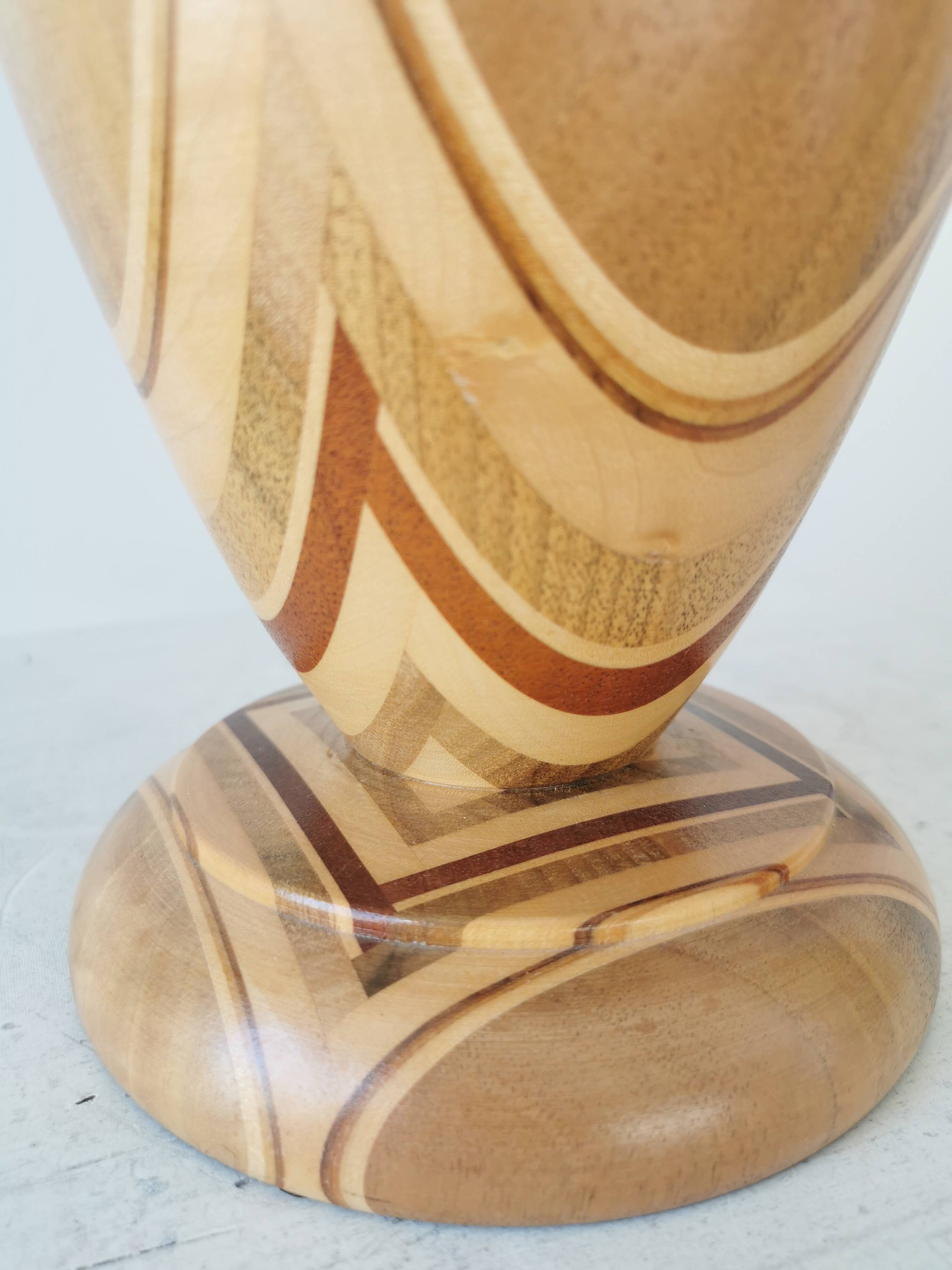 Vase vintage en bois artisanal : sculpture unique tournée sur bois, fleurs séchées
