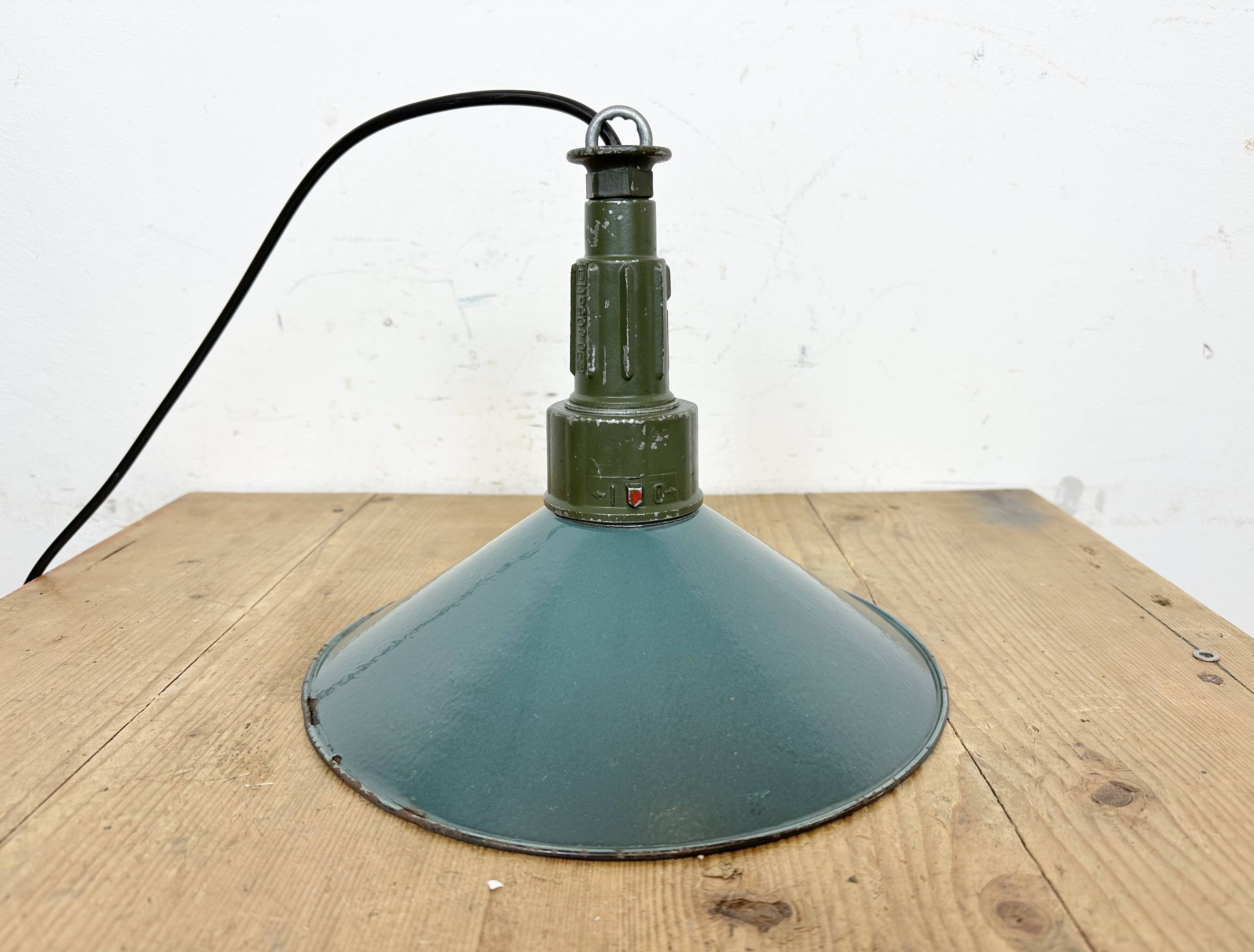 Industrial petrol enamel military pendant lamp with cast aluminium top, 1960s