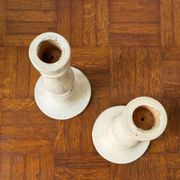 Paire de bougeoirs en bois blanc